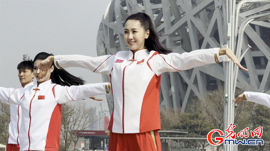 “甲骨文广播体操现在开始，预备，起——”
