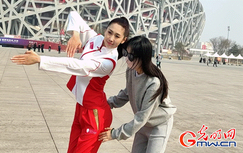 “甲骨文广播体操现在开始，预备，起——”