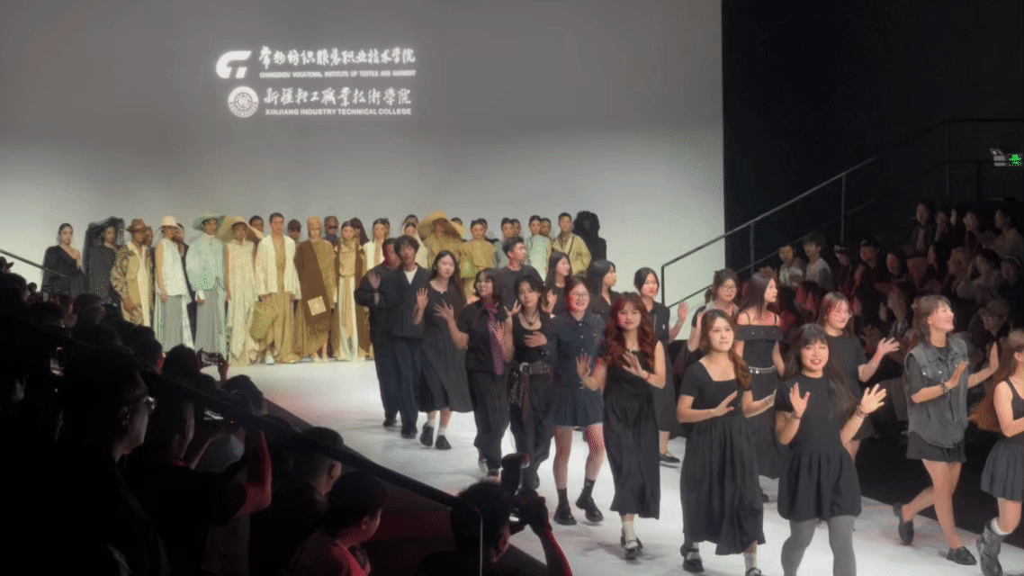 “帛风”绽放国际舞台:常州纺院学子以丝帛演绎东方新美学 “帛风”绽放国际舞台:常州纺院学子以丝帛演绎东方新美学