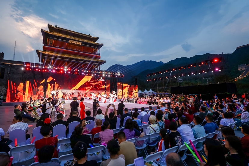 全国中老年时尚风采展演“长城之夜”晚会闪耀居庸关