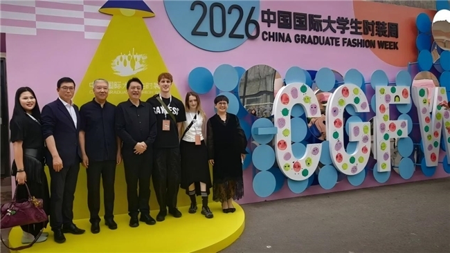 浙江纺织服装职业技术学院中英时尚设计学院《Chapters 篇章》亮相2026中国国际大学生时装周