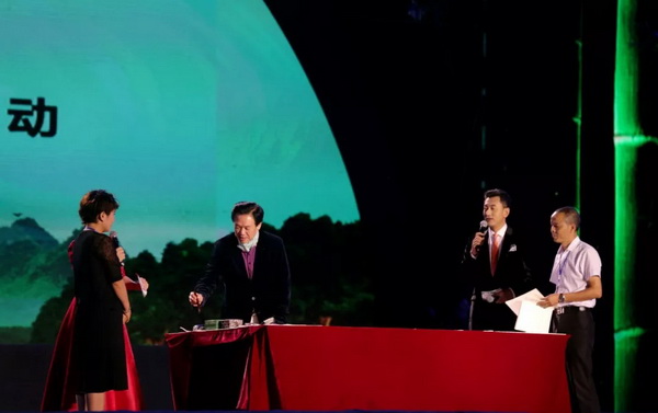 被联合国赞誉的艺术家，到宜宾留下了这样两个字！