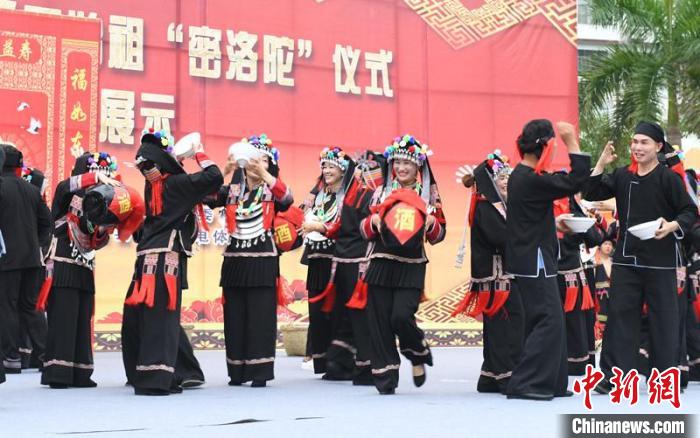 广西巴马祭祀瑶族始祖“密洛陀” 展非物质文化遗产魅力