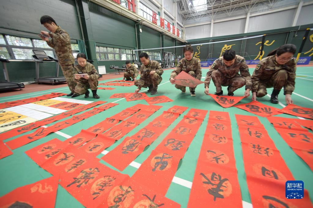 贵阳:书画家进军营 挥毫泼墨送祝福