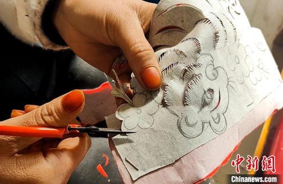 甘肃民间艺人巧剪“老虎”迎新年：形态各异 憨态可掬