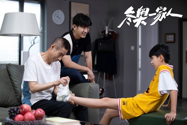 冬奥时刻丨情景喜剧《冬奥一家人》用冰雪运动点燃家国情怀与冬奥梦想