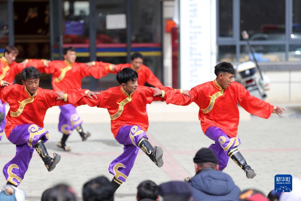搬迁牧民喜迎藏历新年
