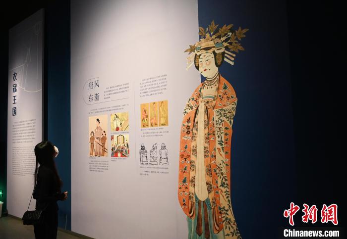 “云想衣裳——丝绸之路服饰文化特展”吸引民众观展