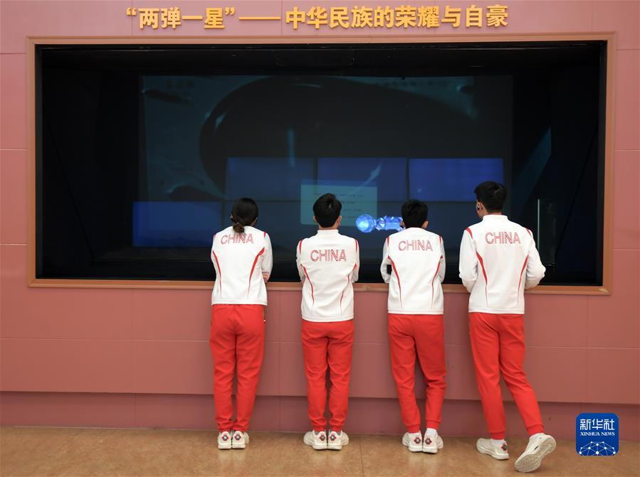 中国冰雪军团参观《复兴之路》展览