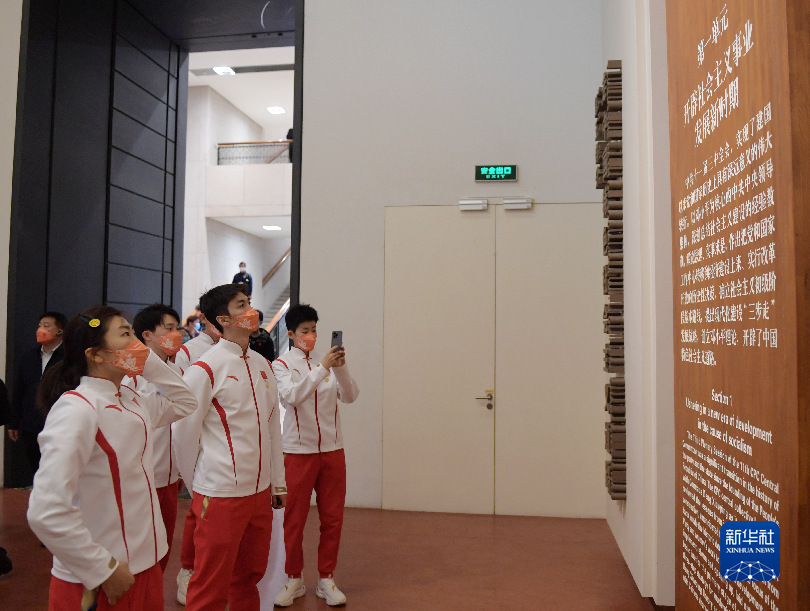 中国冰雪军团参观《复兴之路》展览
