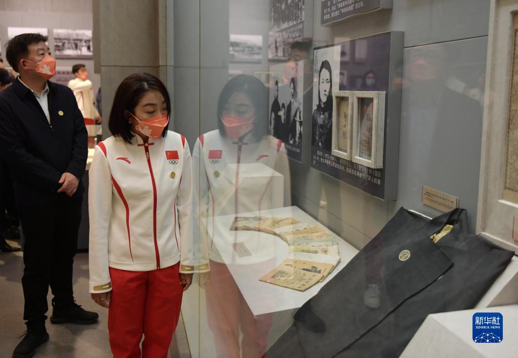 中国冰雪军团参观《复兴之路》展览