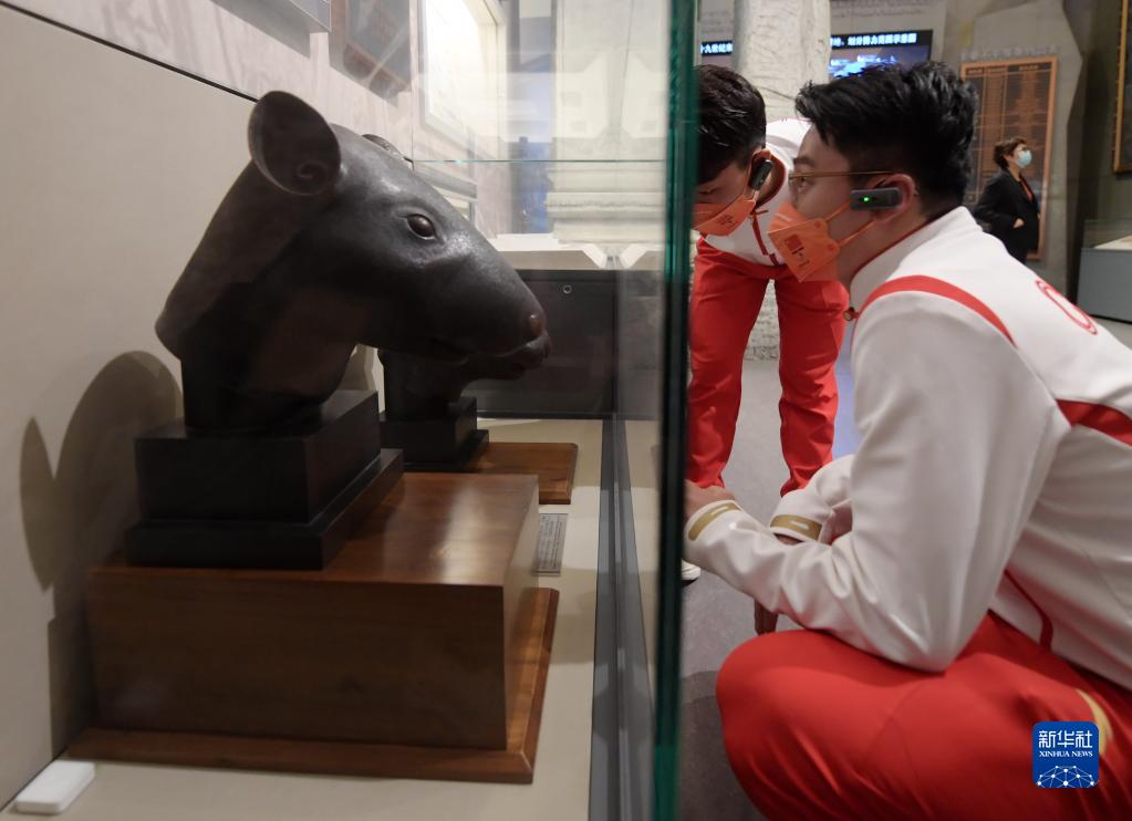 中国冰雪军团参观《复兴之路》展览