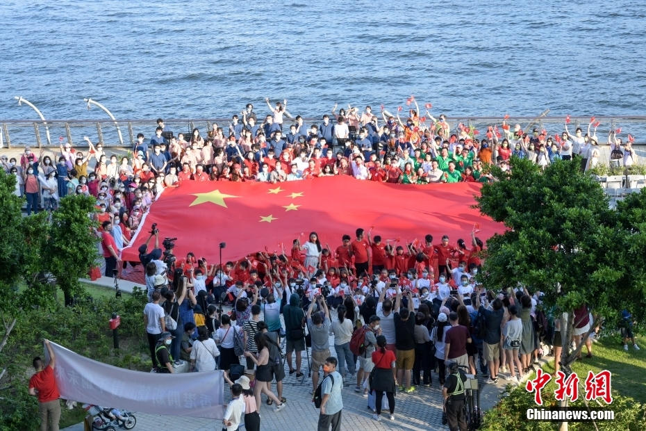 香港团体举行“庆回归 开新篇——维港快闪暨交响音乐会”