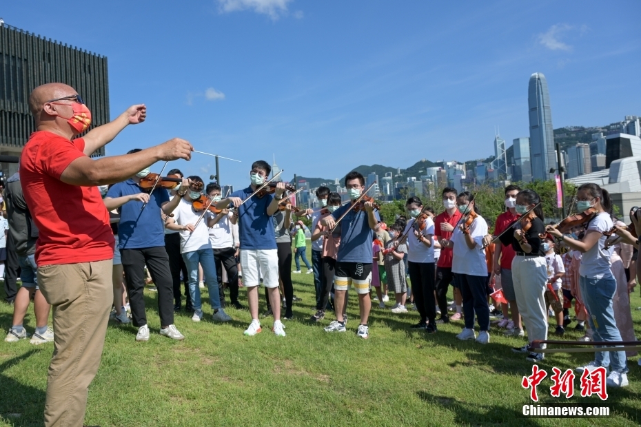 香港团体举行“庆回归 开新篇——维港快闪暨交响音乐会”