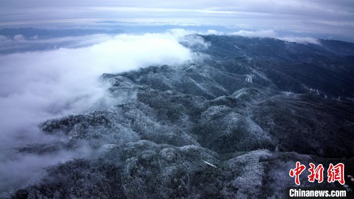 四川达州月亮坪雪后银装素裹 出现冰挂奇观