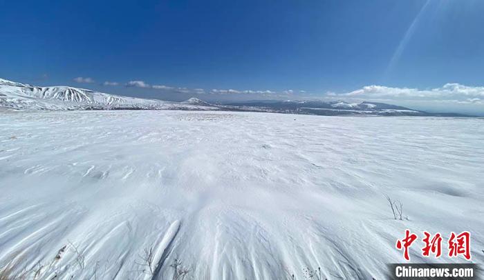 雪后长白山变身“水墨版”林海雪原