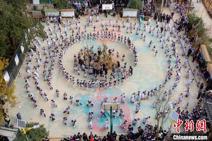 贵州从江：大歹苗寨盛装舞步迎苗年