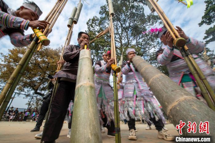 贵州从江：大歹苗寨盛装舞步迎苗年