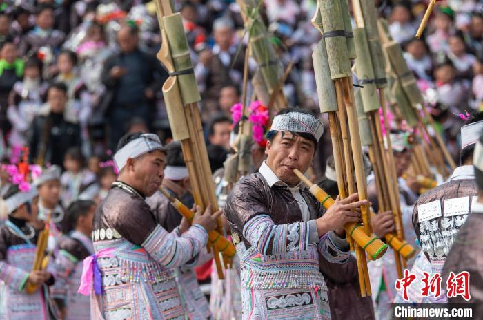 贵州从江：大歹苗寨盛装舞步迎苗年