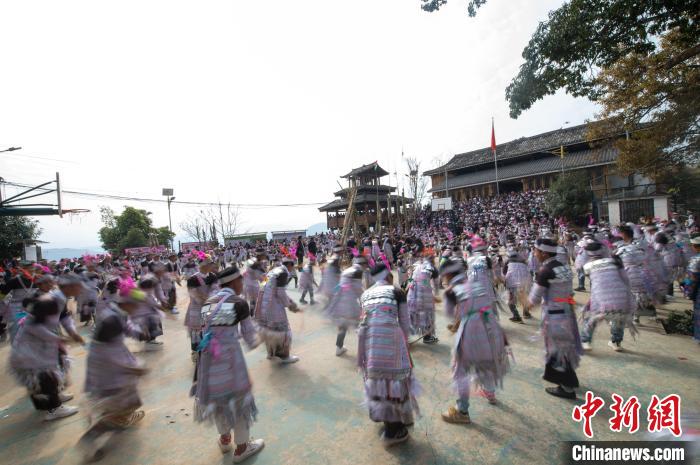 贵州从江：大歹苗寨盛装舞步迎苗年
