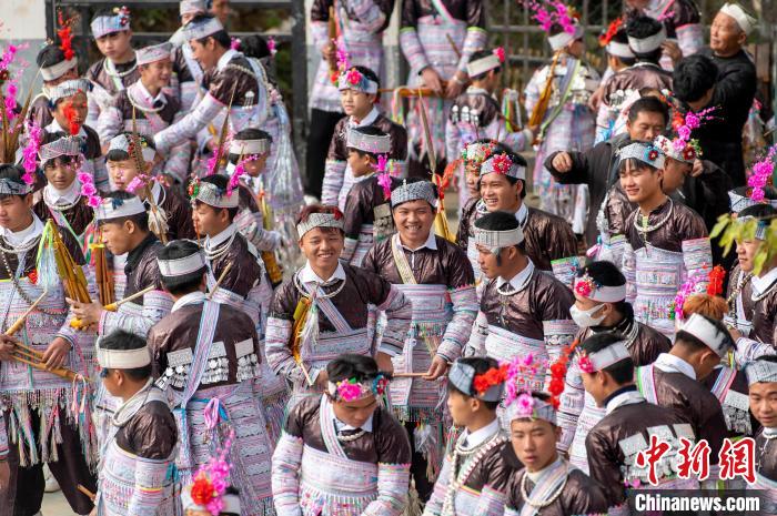 贵州从江：大歹苗寨盛装舞步迎苗年