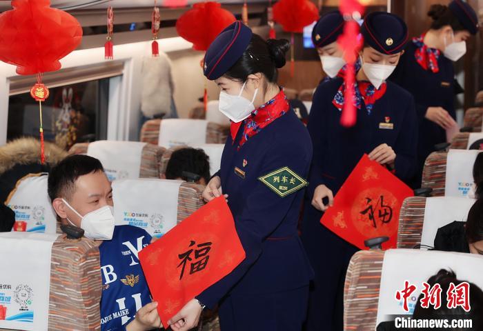 （新春走基层）高铁车厢里过“小年”