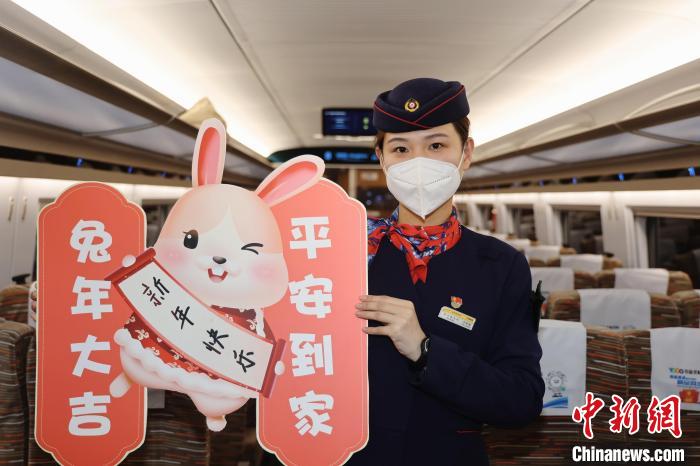 （新春走基层）高铁车厢里过“小年”