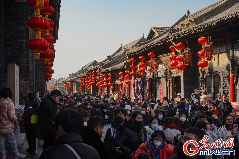 【新春走基层】组图｜山西平遥古城：特色市集迎新春 张灯结彩年味浓