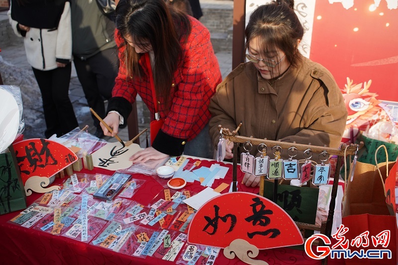 【新春走基层】组图｜山西平遥古城：特色市集迎新春 张灯结彩年味浓