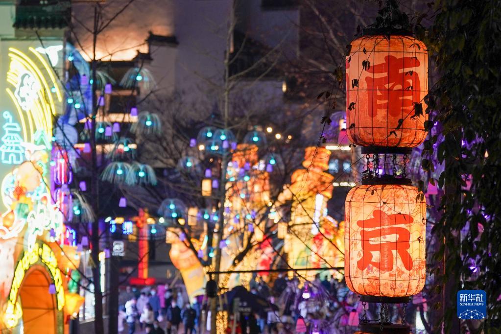 灯会璀璨夜 流光溢彩庆元宵