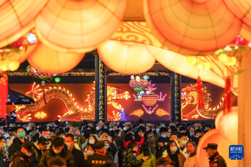 灯会璀璨夜 流光溢彩庆元宵