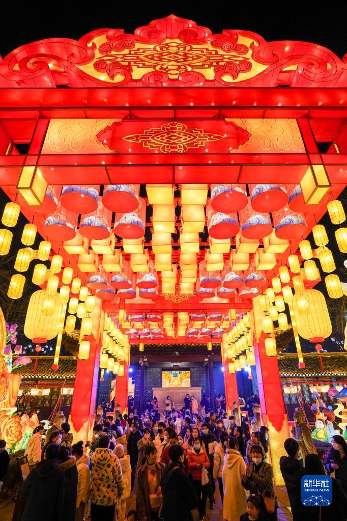 灯会璀璨夜 流光溢彩庆元宵