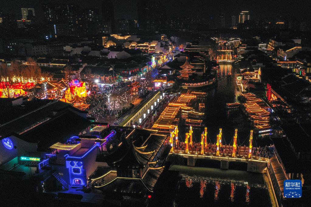灯会璀璨夜 流光溢彩庆元宵