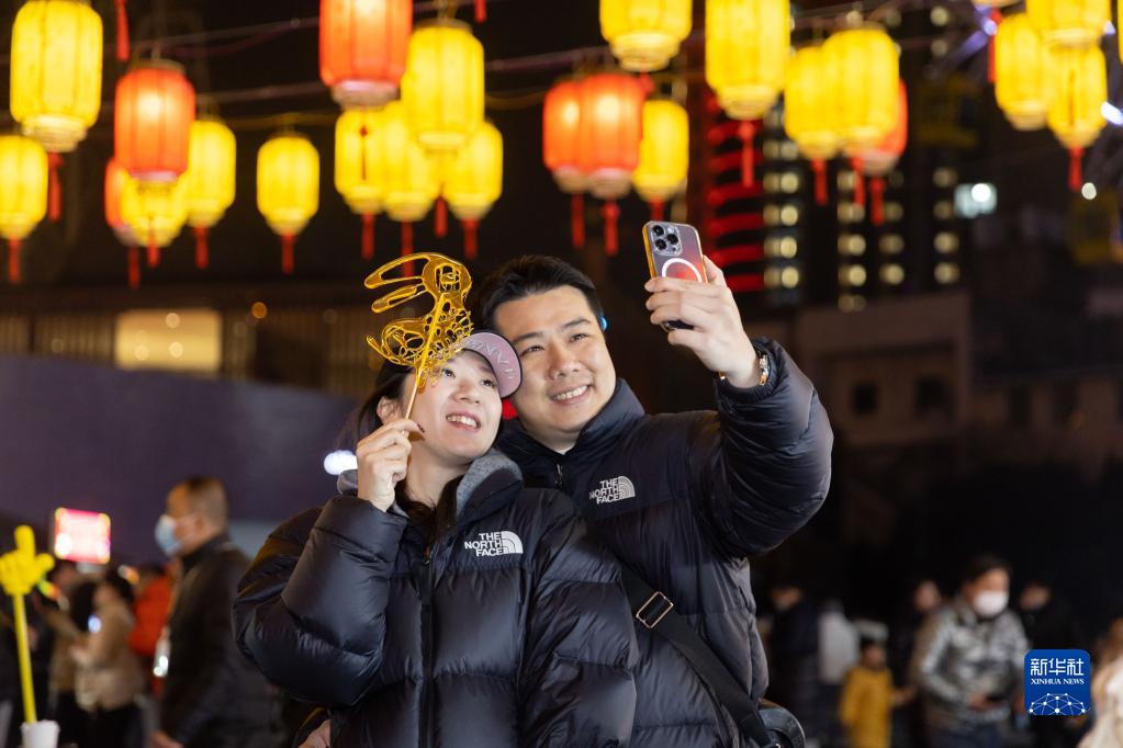 灯会璀璨夜 流光溢彩庆元宵