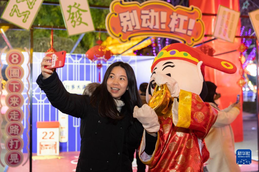 灯会璀璨夜 流光溢彩庆元宵