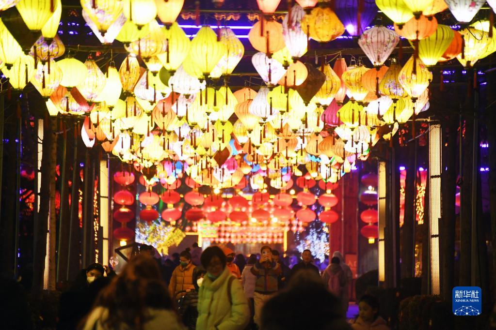 灯会璀璨夜 流光溢彩庆元宵