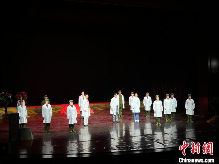 话剧《氢弹之父——于敏》在天津首演