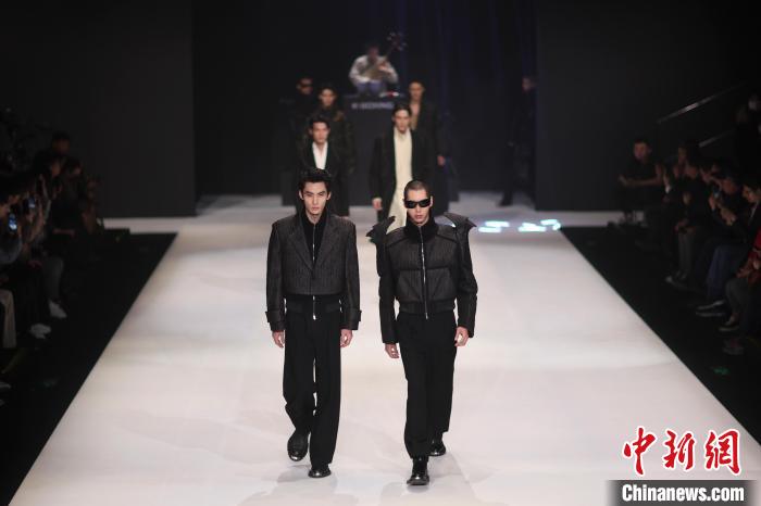 千年皮影雕刻工艺加持中国服装品牌 非遗人走出推广新路径