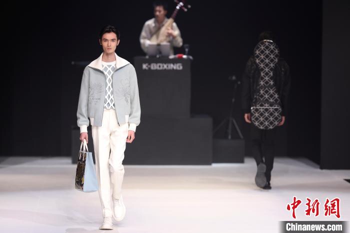 千年皮影雕刻工艺加持中国服装品牌 非遗人走出推广新路径