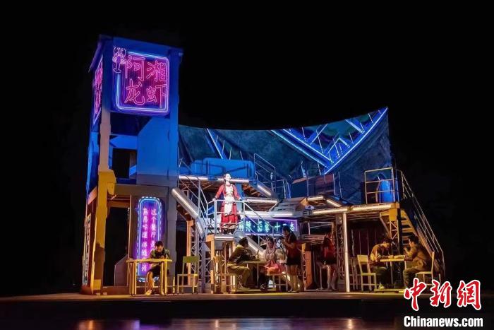 持续100天、800余场活动 上海浦东迎来最大规模文化艺术节 本届浦东文化艺术节还将推出开心麻花系列剧目等更受年轻人喜爱的活动,充分释放全人群服务效能。 上海市浦东新区官方供图