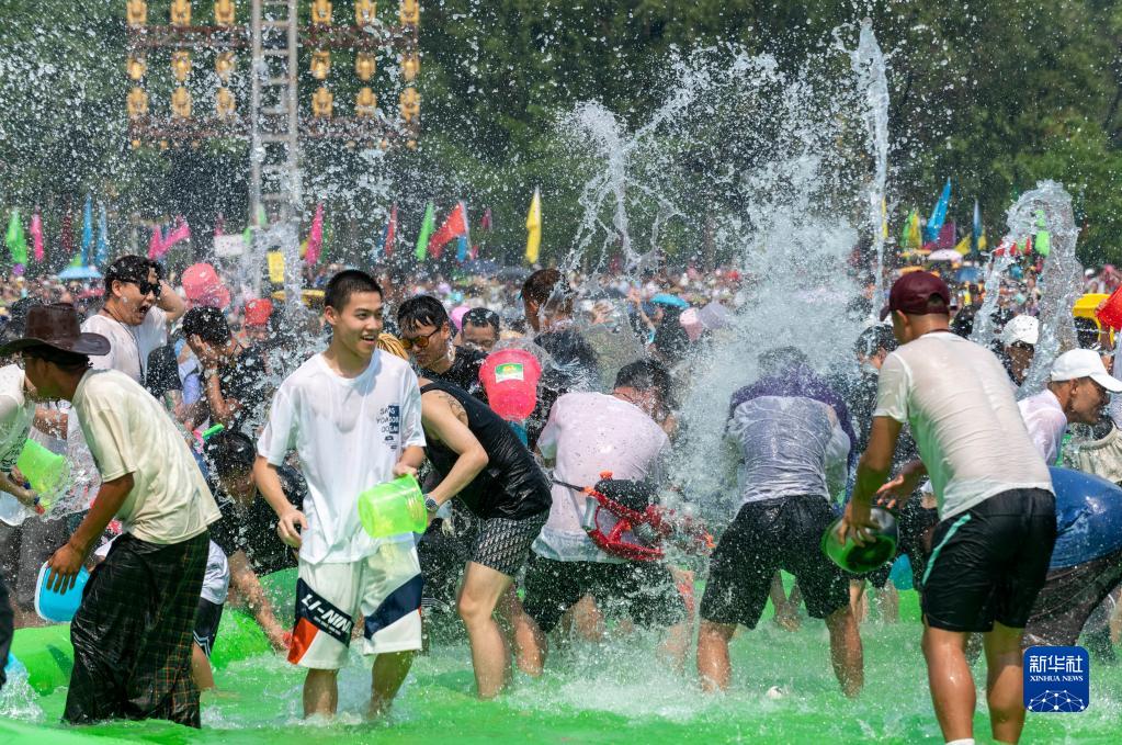 云南芒市：泼水狂欢