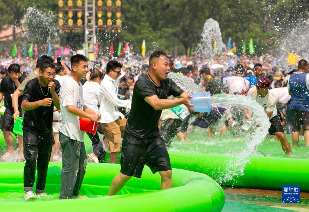 云南芒市：泼水狂欢
