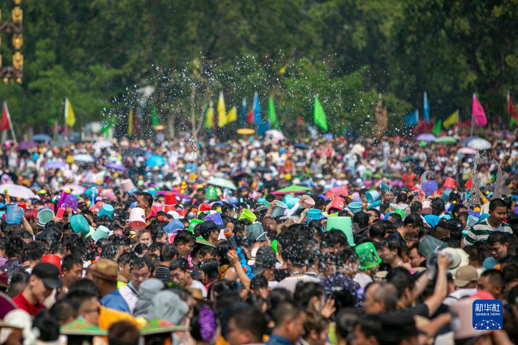 云南芒市：泼水狂欢