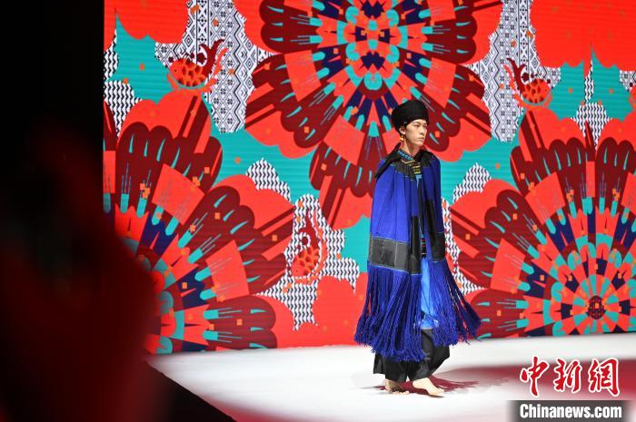 广西南宁上演民族服饰时装秀