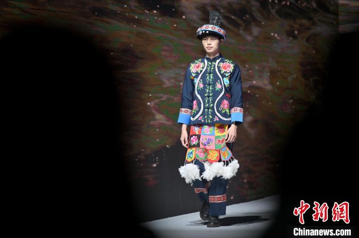 图为民族服饰秀。　俞靖