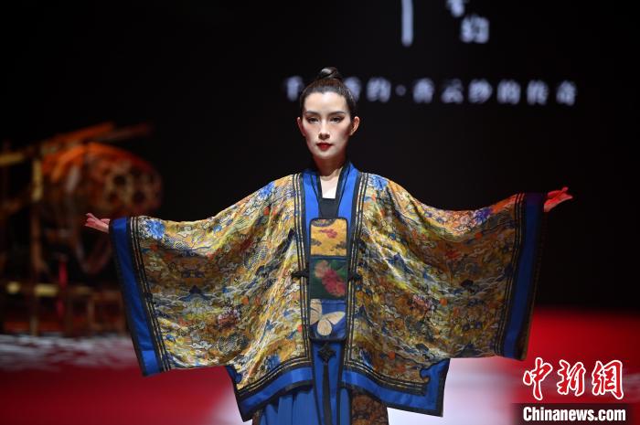 图为设计感十足的民族服饰。　俞靖