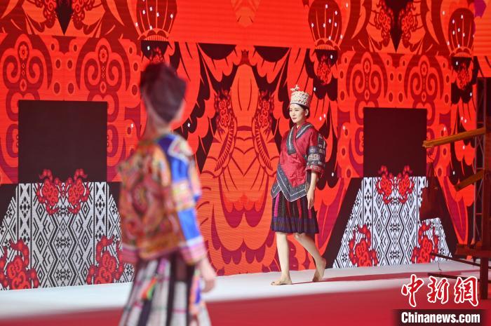 各色民族服饰悉数亮相。　俞靖