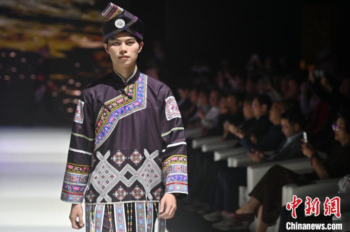 图为民族服饰秀。　俞靖