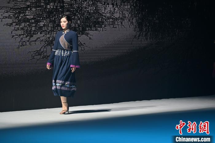 模特身着设计感十足的民族服饰走秀。　俞靖