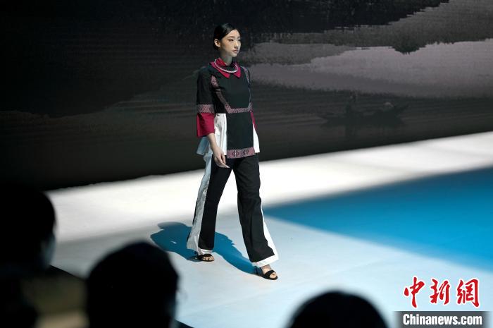 模特身着设计感十足的服饰走秀。　俞靖